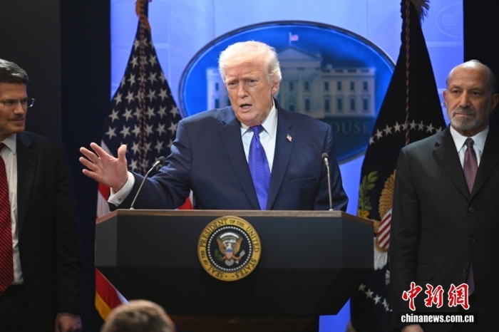 当地时间2月20日,华盛顿,美国总统特朗普在白宫就最高法院关税裁决举行记者会。中新社记者 陈孟统 摄 当地时间2月20日,华盛顿,美国总统特朗普在白宫就最高法院关税裁决举行记者会。中新社记者 陈孟统 摄